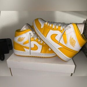 Jordan 1 mid university university gold and white